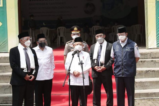 Tinjau PTM Terbatas di Darunnajah, Wamenag: Vaksinasi Pesantren Terus Dikebut