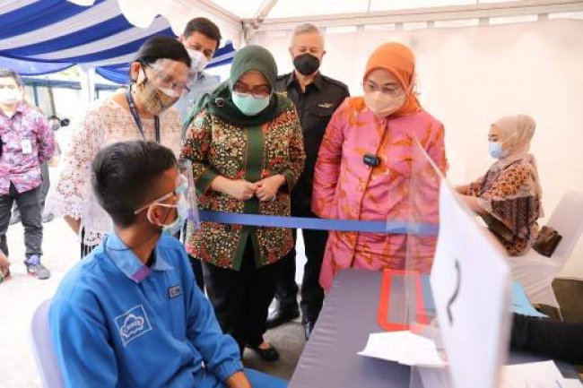 Menaker Ida Tinjau Aktivasi Rekening Pekerja Penerima BSU di Bandung