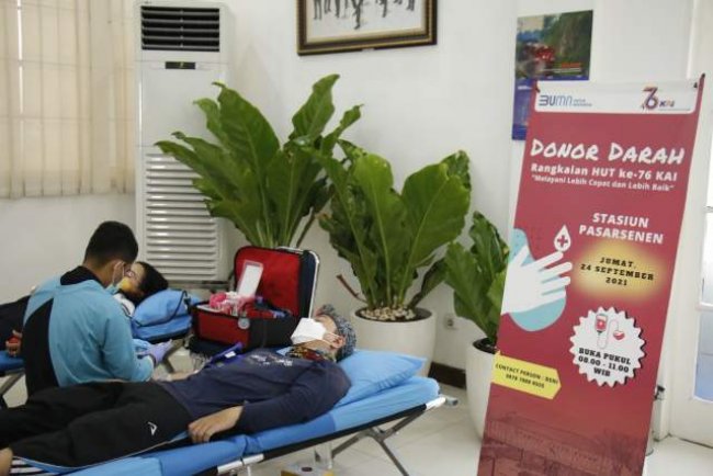 Sambut HUT KAI, Daop 1 Jakarta Ajak Calon Penumpang Donor Darah di Stasiun Pasar Senen 