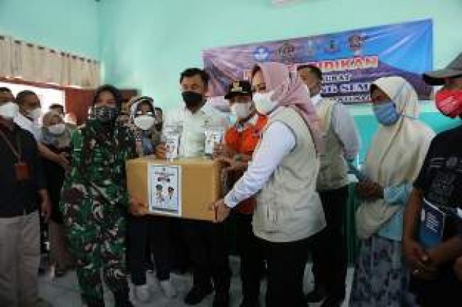 Apkasi Serahkan Bantuan Rp 200 Juta untuk Korban Erupsi Semeru
