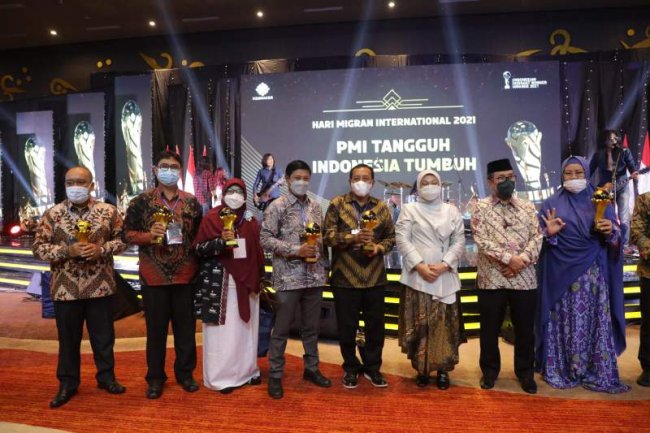 Peringati Hari Migran Internasional 2021, Menaker Serahkan Indonesian Migrant Worker Awards