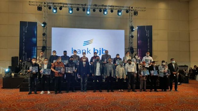 Bupati Zaki Berikan Penghargaan Digital Payment Awards 2021 Kepada Bank BJB