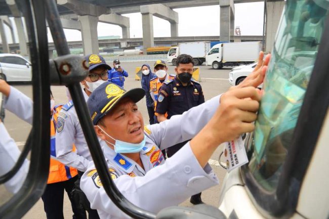 13 Truk Terjaring, Ditjen Hubdat Gelar Operasi Tertib Muatan Dan Overload Di Tol Japek