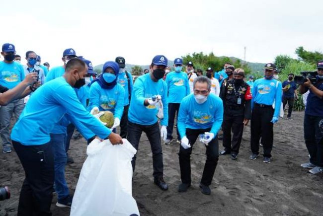 Kick Off  #BulanCintaLaut, Menteri Trenggono Pungut Sampah di Pantai Parangkusumo