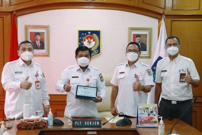 Plt. Sekjen Kemendagri Tanda Tangani Perjanjian Kerja Sama Sinergi SP4N-LAPOR!