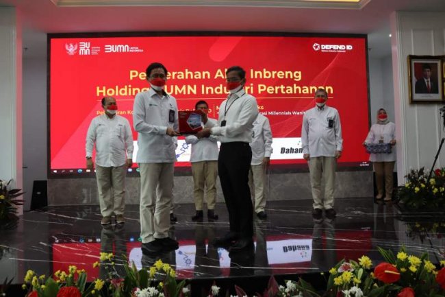 PT Len Industri Resmi Nakhodai Holding BUMN  Industri Pertahanan Defend ID