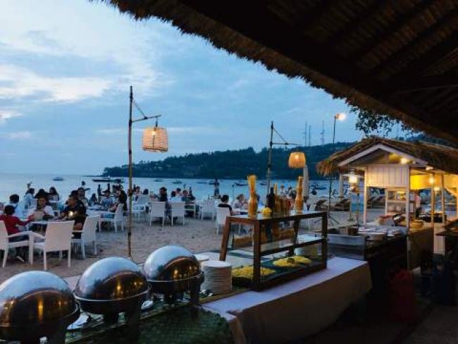 Sambut Event MotoGP, PT Hotel Indonesia Natour Adakan Gala Dinner Khas Lombok di Pinggir Pantai Sengigi