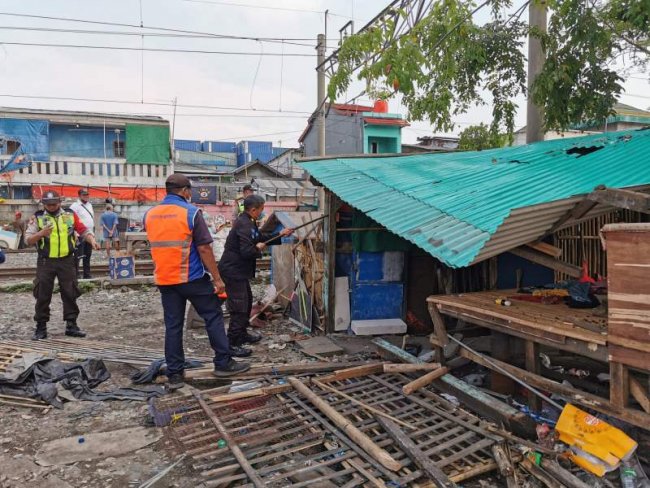 Daop 1 Jakarta Tertibkan 326 Bangunan Liar di Lintas Stasiun Tanjung Priok-Ancol 