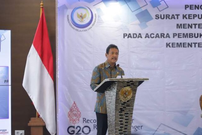Menteri Trenggono Serahkan 394 SK CPNS KKP Tahun 2021