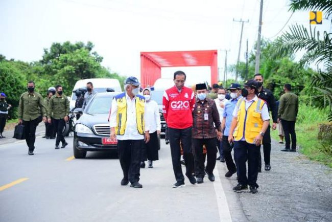 Menteri Basuki Dampingi Presiden Jokowi Tinjau Proyek Peningkatan Kualitas Jalan Kota Jambi ke Muara Sabak