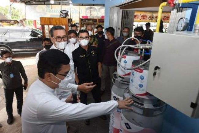 Direktur SDM Pertamina Resmikan Jargas Rumah Tangga dan Layanan Gas Komersial Serta Beri Santunan Panti Asuhan di Kota Batam