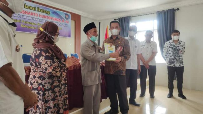 Dirjen Bina Pemdes Serahkan Simbolis BLT Dana Desa untuk 101 KK