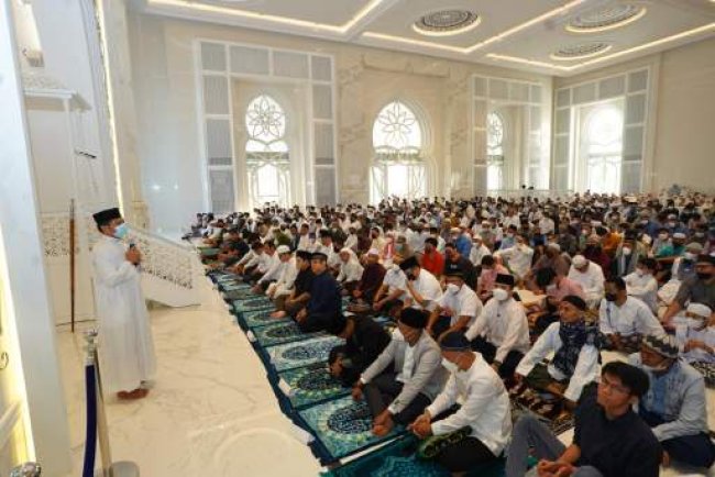 Shalat Ied Perdana di Masjid At-Thohir, Erick: Lebaran Jadi Momentum Kebangkitan Bangsa