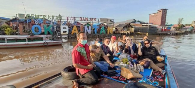 Kunjungi Pasar Apung, Dirjen Bina Pemdes Ingatkan Kepala Desa Lok Baintan Pentingnya Desa Wisata Berkelanjutan