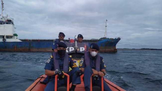 Patroli KPLP Tanjung Uban Berhasil Evakuasi Kapal MV Glory Yang Kandas di Pulau Sumbu