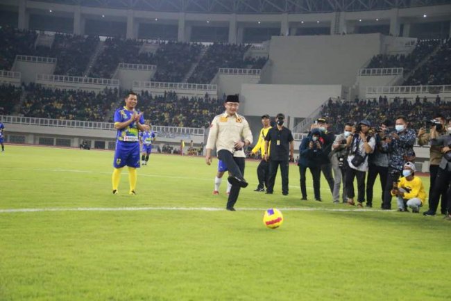 Wagub Andika Lakukan Kick Off Laga Perdana di Banten International Stadium