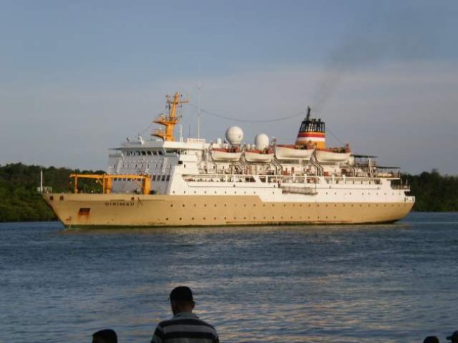 Kapal KM Sirimau Kandas, Kemenhub dan Pelni Evakuasi Para Penumpang