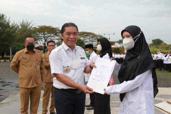 Pj Gubernur Al Muktabar Serahkan 862 SK PPPK Guru Provinsi Banten