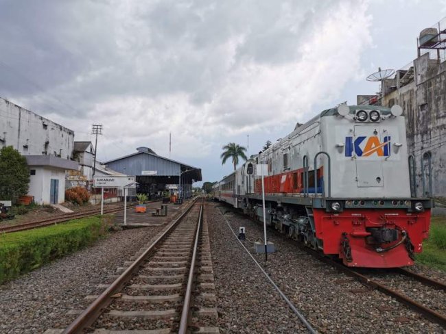Imbas Longsor Di Jalur Rel Antara Cibadak-Parungkuda, 2 Perjalanan KA Pangrango lintas Bogor - Sukabumi Dibatalkan