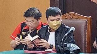 JPU Tuntut 6 Tahun Penjara, Terdakwa Alvin Lim Asyik Main Handphone Saat Sidang