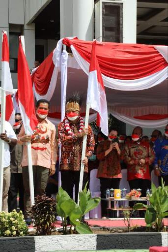 Mendagri Bangga Digelarnya Gerakan Pembagian 10 Juta Bendera Merah Putih dari Kabupaten Merauke