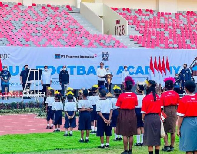 Presiden Jokowi dan Menteri Erick Bina Generasi Muda Papua Lewat Sepak Bola