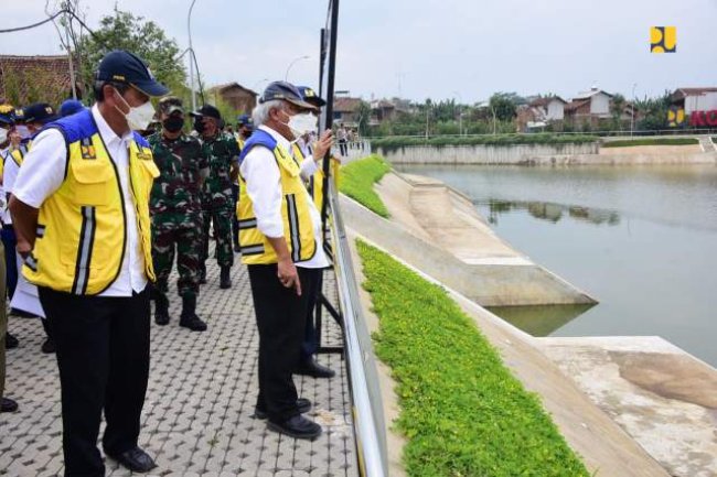 Tinjau Kolam Retensi Andir di Bandung, Menteri Basuki Minta Penambahan Penghijauan Area Sekitar