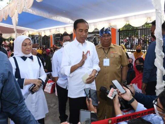 Presiden Jokowi Tinjau Penyaluran Bantuan Pemerintah di Kota Baubau