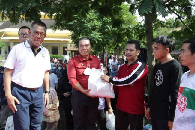 Berbagi Bahagia, Pj Gubernur Al Muktabar Serahkan 1.192 Paket Sembako Untuk Pramubakti Pemprov Banten