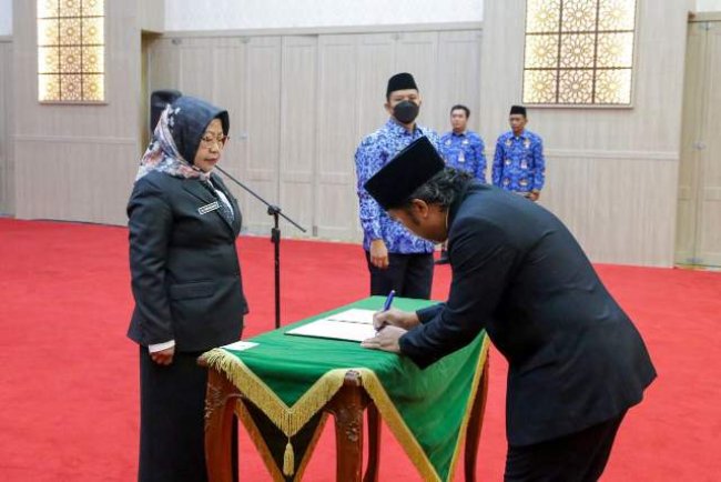 Pj Gubernur Banten Al Muktabar Lantik Virgojanti Sebagai Kepala DPMPTSP Provinsi Banten