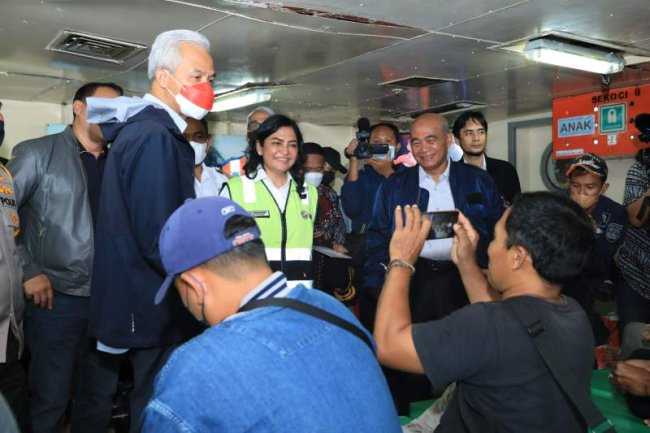 Kapal PELNI Angkut 5000 Paket Bantuan Sembako untuk Masyarakat Karimunjawa