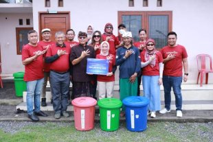 AdMedika Dukung Penuh Program Kelestarian Lingkungan Hidup, Salurkan 300 Tempat Sampah di Desa Adat Kedonganan Bali