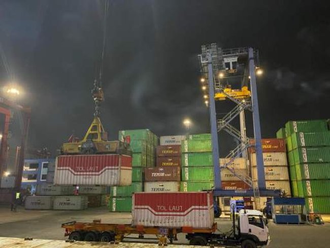 Atasi Krisis Beras di NTT, Kapal Tol Laut Angkut 1.600 Ton Beras Bantuan