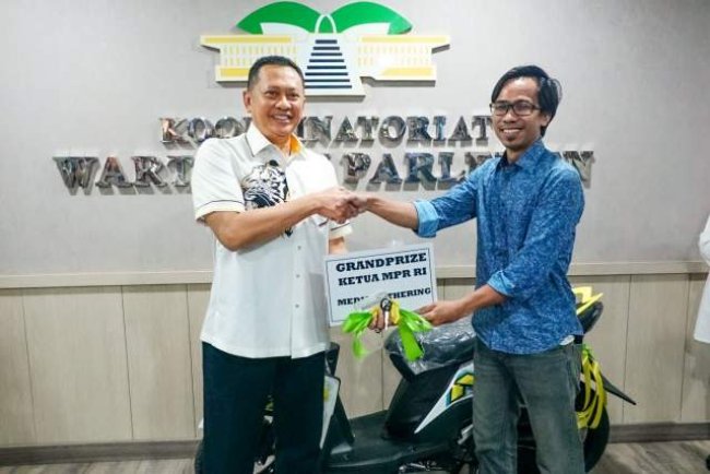Ketua MPR RI Bamsoet Serahkan Hadiah Sepeda Motor Kepada Wartawan Koordinatoriat Wartawan Parlemen