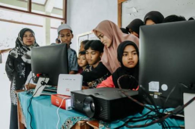 Telkom Serahkan Bantuan Paket Sarana Belajar Digital Lebih Dari 70 Sekolah Daerah 3T di Jabar