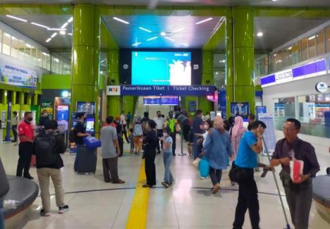 Naik Kereta Api dari Stasiun Gambir dan Pasar Senen, Simak Syarat Terbaru dari PT KAI