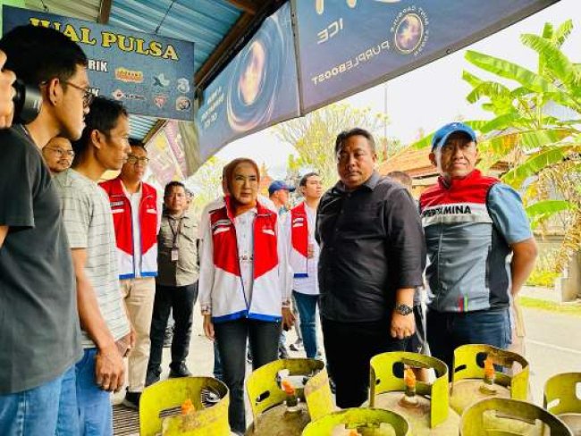 Dirut Pertamina Blusukan Pantau Ketersediaan LPG 3 Kg di Bali