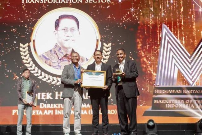 Dirut KAI Raih Penghargaan The Best Industry Marketing Champion 2023 Sektor Transportasi