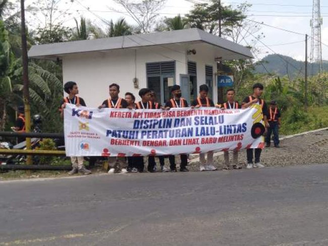 Perjalanan KA Saat Nataru Ditambah, Dirut KAI Imbau Pengguna Jalan Tingkatkan Disiplin Berlalu Lintas di Perlintasan Sebidang