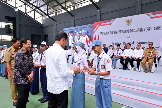 Mendikbudristek Dampingi Presiden Serahkan Bantuan Program Indonesia Pintar Tahun 2024