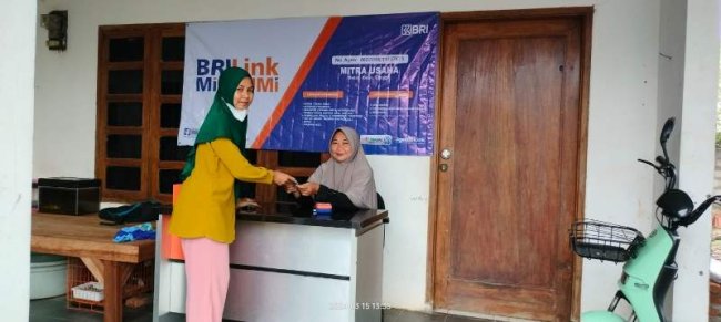 Kisah Agen Mitra UMi di Karawang, Tak Hanya Menambah Penghasilan Tapi Juga Bantu Ekonomi Warga Sekitar