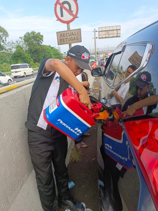 Mogok Kehabisan Bensin di Tol, Motorist Pertamina Gercep Kirim BBM ke Lokasi