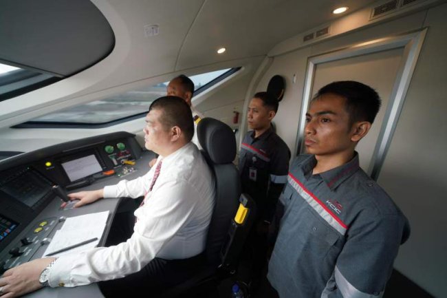 Masinis Indonesia Mulai Memasuki Tahap Praktek Langsung Di Kabin Kereta Whoosh Yang Beroperasi