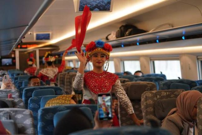 Meriahkan Hari Lahir Pancasila, KCIC Gelar Pertunjukan Seni Tari Tradisional di Dalam Whoosh