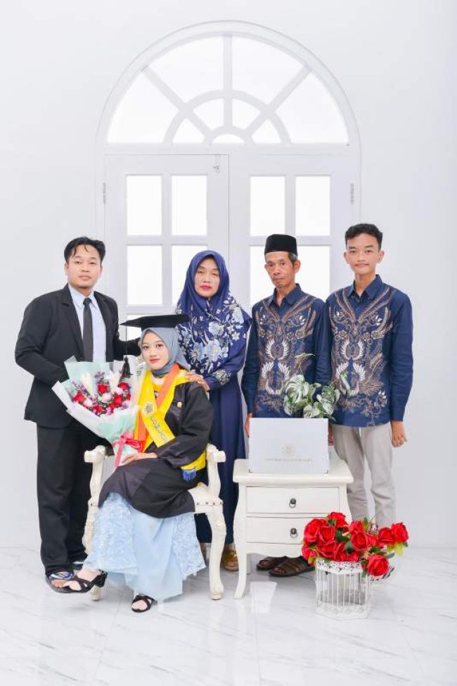 Mendobrak Batas Anak Tukang Ukir: Ulfatun Nikmah, Lulusan SMK Raih Gelar Magister FEB UGM
