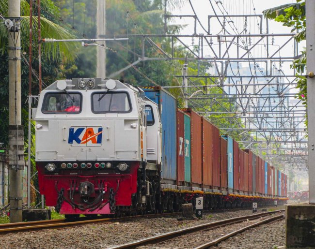 Terus Meningkat, KAI Angkut 32,8 Juta Ton Barang Pada Semester I 2024