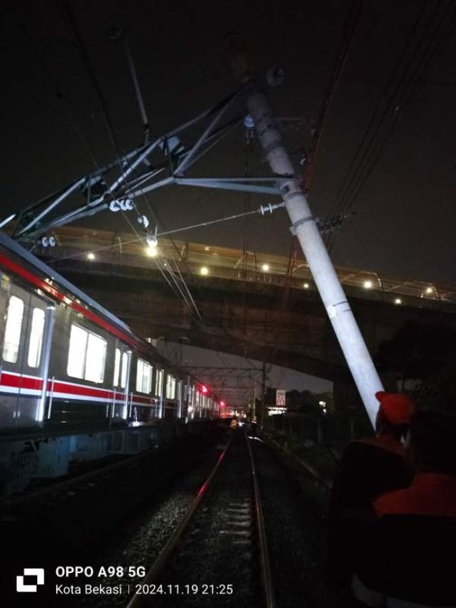 KAI Daop 1 Jakarta Mohon Maaf Atas Gangguan Perjalanan KA 130A Gumarang Relasi Stasiun Pasar Senen – Surabaya Pasar Turi