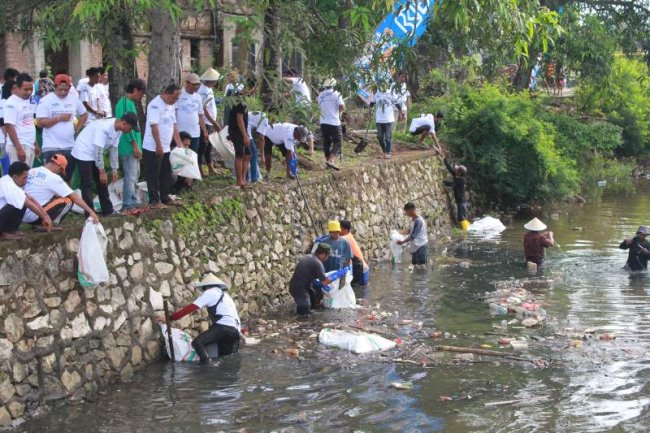 Rayakan HUT Ke-129, BRI Peduli Ajak Masyarakat Jaga Ekosistem Sungai dan Edukasi Lingkungan Bebas Sampah