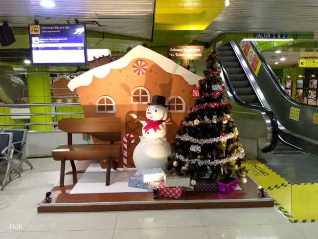 Liburan Nataru Naik Kereta Api Semakin Berkesan, Stasiun Gambir dan Pasarsenen Berhias Ornamen Tematik Natal