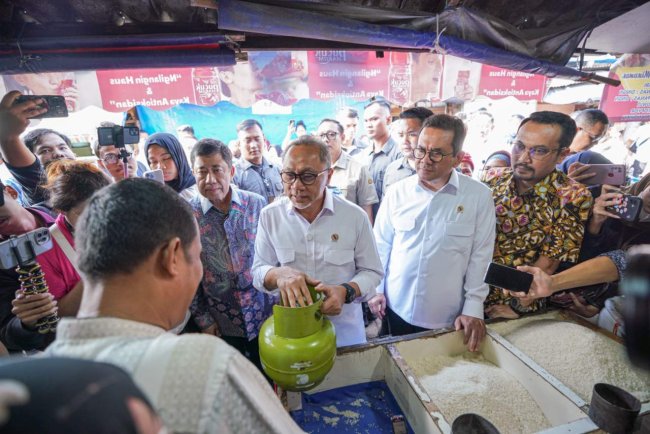 Menko Pangan dan Mendag Tinjau Sub Pangkalan di  Klender, Pastikan Penyaluran LPG 3 Kg Aman Bagi Masyarakat